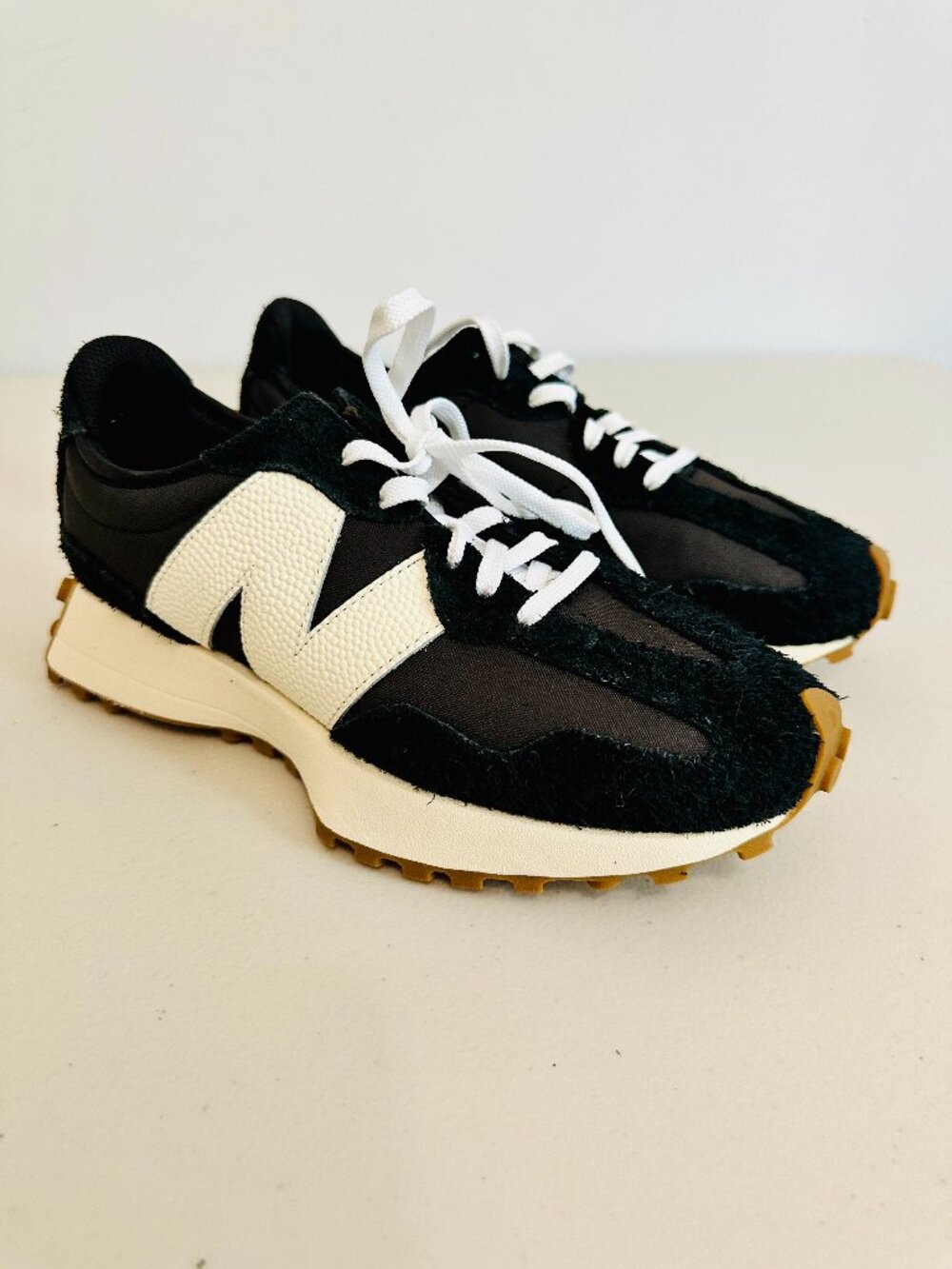 NEW BALANCE WOMEN'S 327 BLACK AND WHITE SNEAKERS UNISEX 7.5W/6M